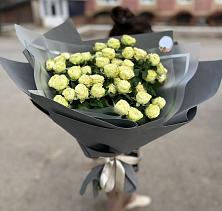 Букет Белые кустовые розы Солинеро в Сергиевское