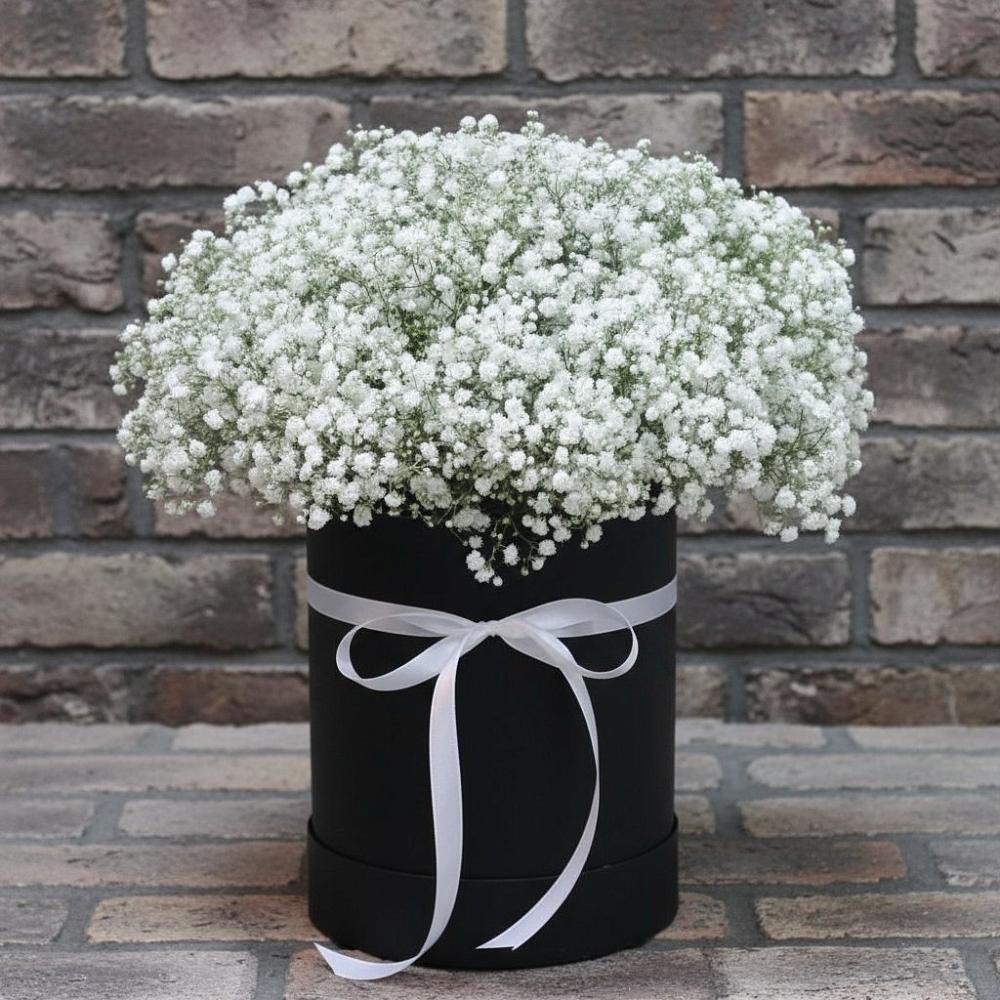 Цветочная композиция из Гипсофила в шляпной коробке в Сергиевское