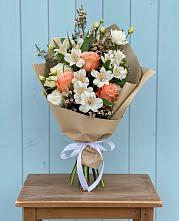 Букет цветов из:  Альстромерии, Лизиантусы, Розы и Хризантемы в Сергиевское