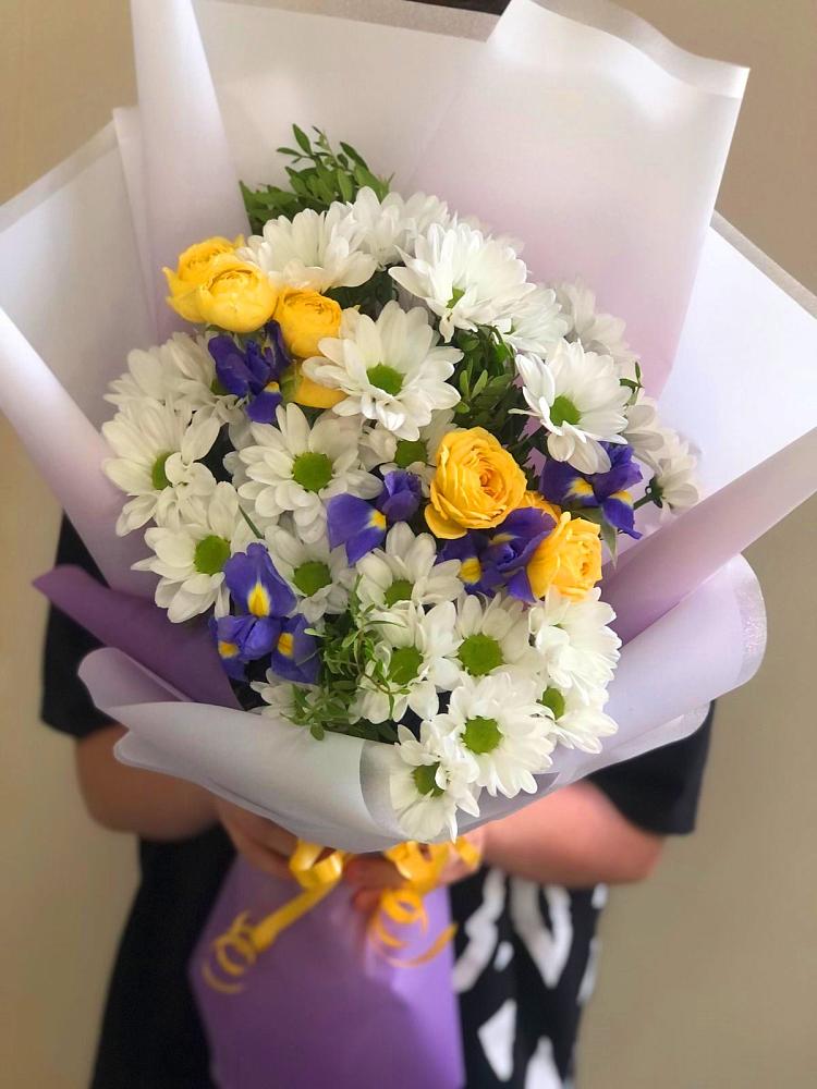 Букет цветов из: Ирисы, Хризантемы и Розы в Сергиевское