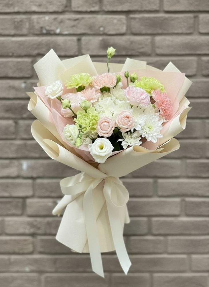 Букет цветов из: Гвоздики, Розы, Лизиантусы и Хризантемы в Сергиевское