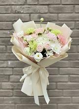 Букет цветов из:  Гвоздики, Розы, Лизиантусы и Хризантемы #REPLACE_PRED# Сергиевское