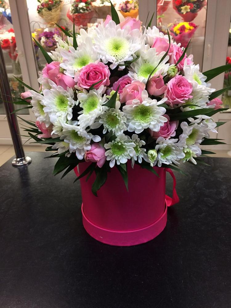 Цветочная композиция из Розы и Хризантемы в шляпной коробке в Сергиевское