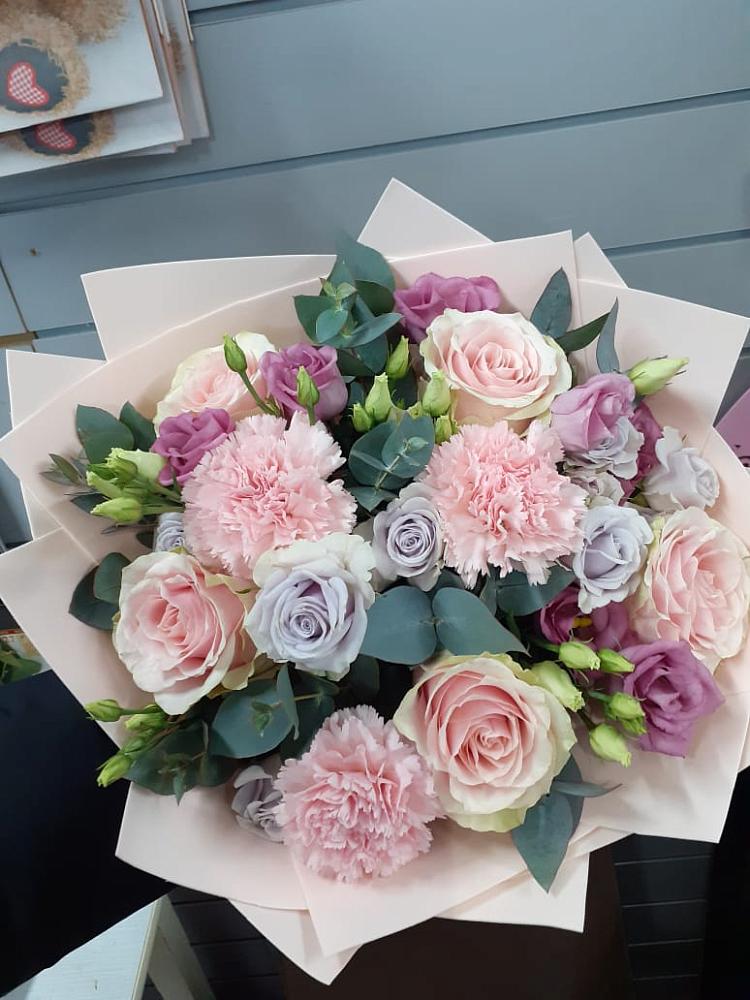 Букет цветов из: Розы, Гвоздики и Лизиантусы в Сергиевское